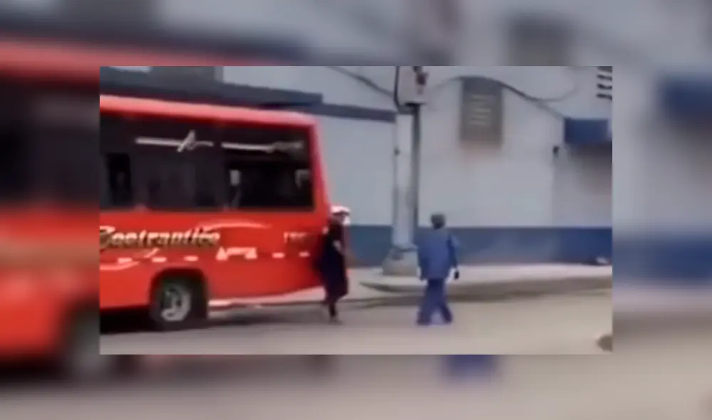 El hombre sin importarle las medidas sanitarias, salió a caminar por las calles de la ciudad con la ropa sanitaria. (Foto: Colombia Oscura/Facebook)