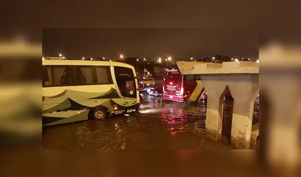 Reportan aniego de gran magnitud en la Panamericana Sur.