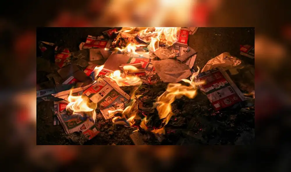 Simpatizantes de Carlos Mesa quemaron papeletas electorales en una protesta. Foto: Efe Simpatizantes de Carlos Mesa quemaron papeletas electorales en una protesta. Foto: Efe