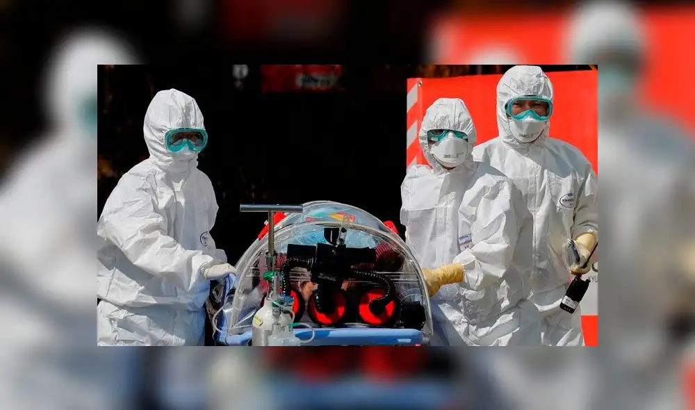 Médicos trasladando a un paciente con coronavirus. (Fuente: Reuters) Médicos trasladando a un paciente con coronavirus. (Fuente: Reuters)