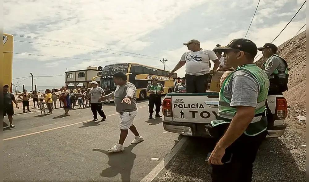 pase. Policía apoyó a transportistas para que logren pasar durante periodo de tregua que se dio ayer en Chala- Arequipa.