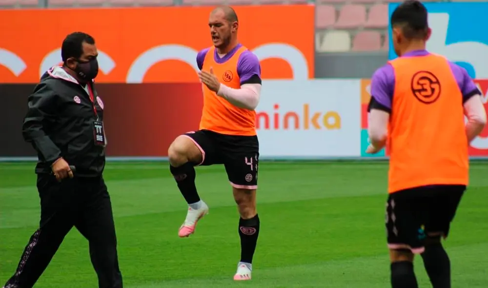 Adrián Zela fue enmarrocado por la policía tras organizar una reunión en su casa. Foto: Sport Boys