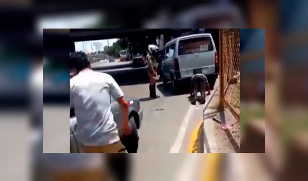 Desliza las imágenes para apreciar el castigo que recibió un imprudente conductor por parte de un policía peruano. Desliza las imágenes para apreciar el castigo que recibió un imprudente conductor por parte de un policía peruano.