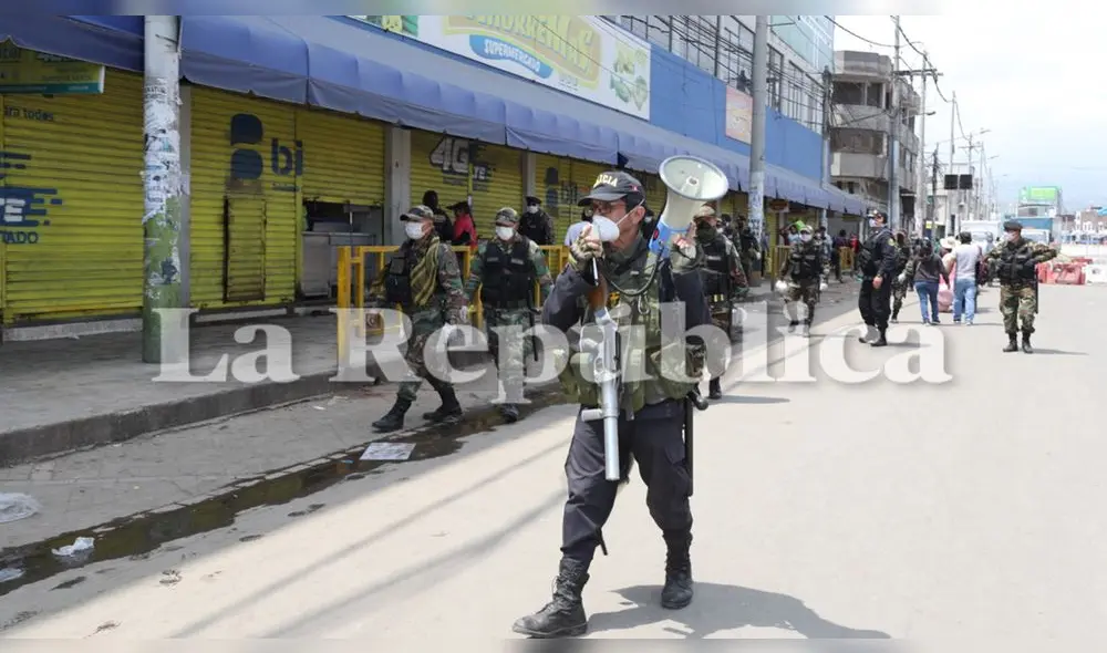 Policías resguardan la plataforma comercial Andrés Avelino Cáceres.
