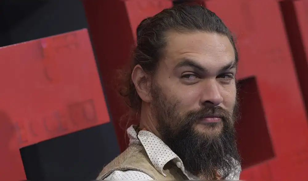 Jason Momoa queda atrapado en ascensor.