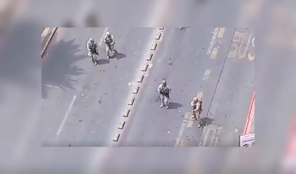 Protestas en Santiago de Chile registraron un polémico video en que militares apuntan contra manifestantes. Foto:soychile.cl/captura