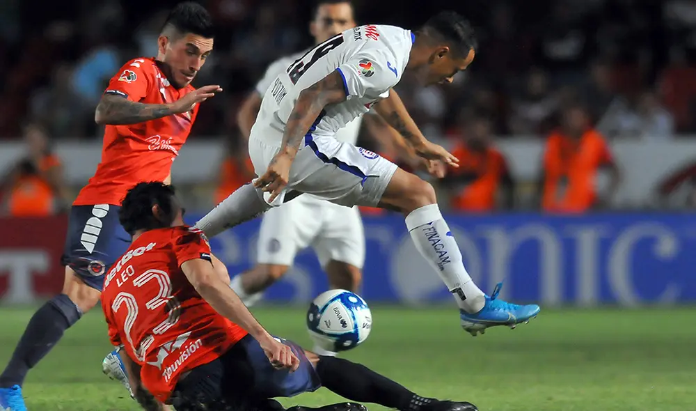 Yoshimar Yotún sufrió una fisura por estrés en el quinto hueso del metatarso izquierdo y estará de baja por 12 semanas. | Foto: AFP