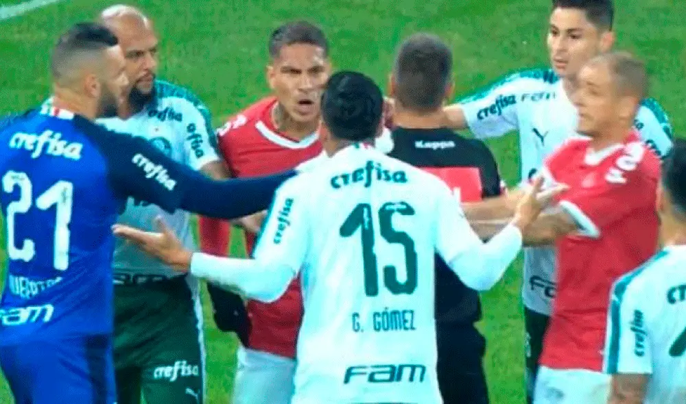 Paolo Guerrero perdió la compostura con el árbitro del Internacional vs. Palmeiras tras recibir un codazo en la cara. | Foto: Globo TV Paolo Guerrero perdió la compostura con el árbitro del Internacional vs. Palmeiras tras recibir un codazo en la cara. | Foto: Globo TV