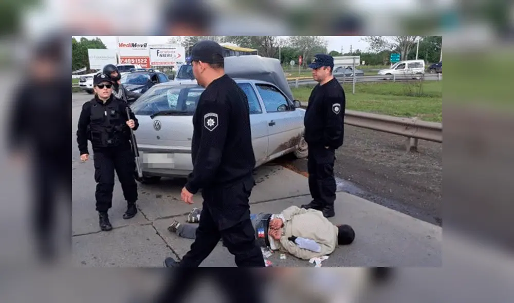 Los delincuentes se toparon con los policías en el cementerio, donde se querían esconder. Los delincuentes se toparon con los policías en el cementerio, donde se querían esconder.