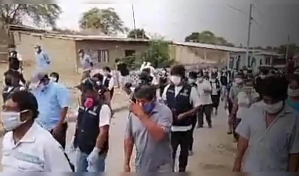 Un gran número de personas acompañó el recorrido del ataúd hasta el cementerio Un gran número de personas acompañó el recorrido del ataúd hasta el cementerio