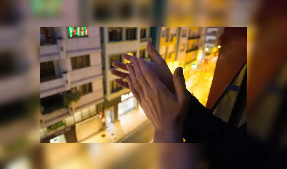 Ciudadanos aplaudieron para reconocer el trabajo de cientos de médicos y enfermeros que combaten el COVID-19 todos los días.