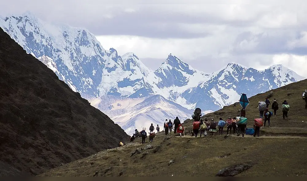 Peregrinos. Devotos recorren más de cuatro horas por un camino estrecho de herradura que conduce al santuario religioso del Señor de Qoyllurit'i, al pie del nevado Ausangate. Peregrinos. Devotos recorren más de cuatro horas por un camino estrecho de herradura que conduce al santuario religioso del Señor de Qoyllurit'i, al pie del nevado Ausangate.