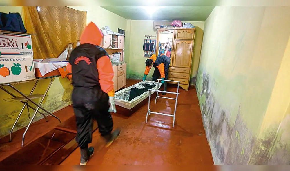 Trabajo. Brigadas recogen los cuerpos de personas que fallecen a consecuencia del coronavirus en Arequipa.