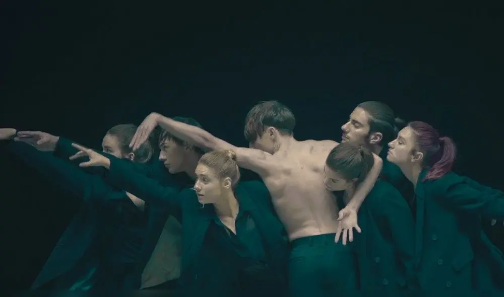 BTS: El video para la canción "Black Swan" es protagonizado por un grupo de bailarines profesionales. BTS: El video para la canción "Black Swan" es protagonizado por un grupo de bailarines profesionales.