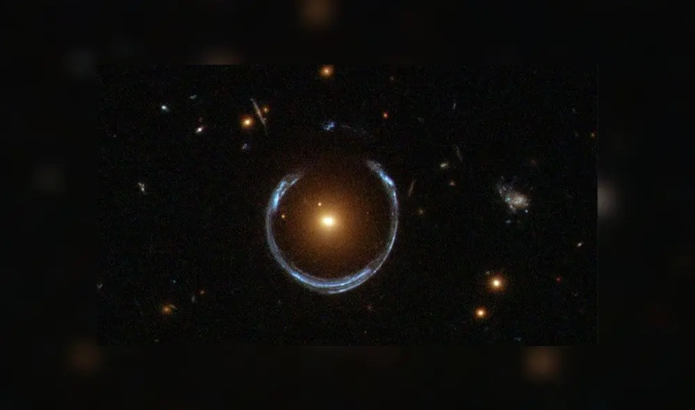 Imagen de una galaxia que distorsiona la luz de otra más lejana, efecto conocido como lente gravitacional, descartado como posible origen de los objetos. Crédito: NASA.