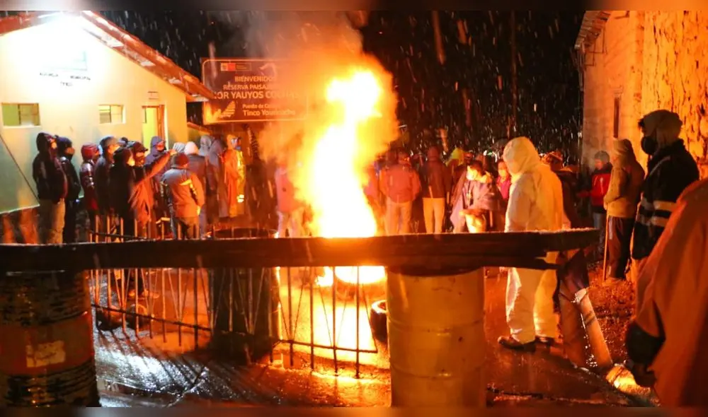 Los comuneros y un grupo de mineros no permitieron que los efectivos policiales continúen su camino. Foto: cortesía Los comuneros y un grupo de mineros no permitieron que los efectivos policiales continúen su camino. Foto: cortesía