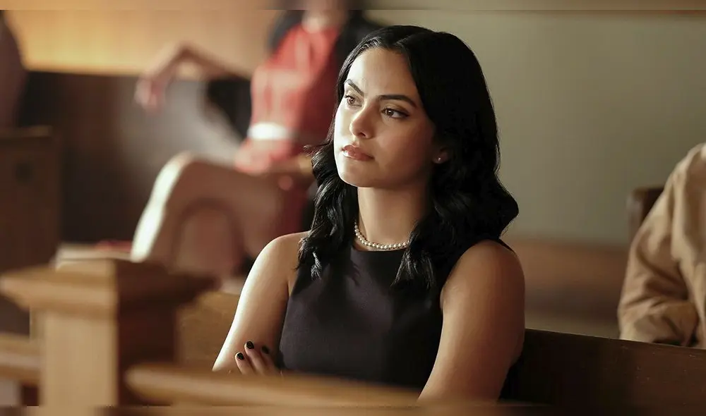 La actriz de Riverdale aparece en un video donde demuestra sus dotes para el baile con conocida canción.