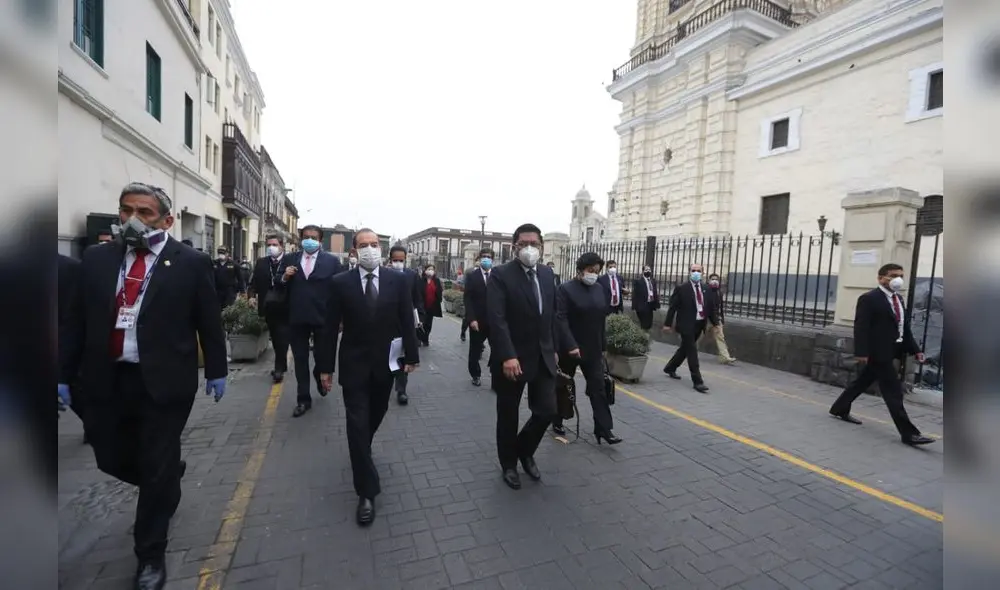 Gabinete Ministerial camino a la sede el Congreso. Foto: La República.