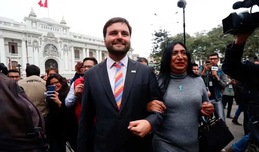Congresista Alberto de Belaunde con Yefri Peña, activista LGBTI que fue agredida años atrás. Foto: Renato Pajuelo. Congresista Alberto de Belaunde con Yefri Peña, activista LGBTI que fue agredida años atrás. Foto: Renato Pajuelo.
