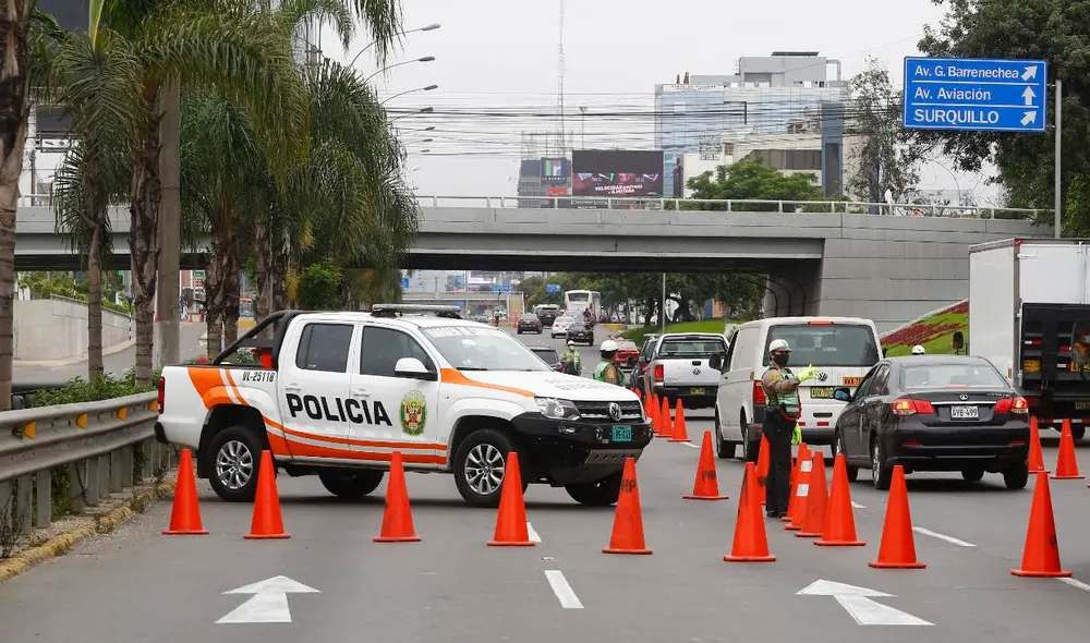 La PNP realiza operativos de control en la avenida Javier Prado para verificar que vehículos cuenten con permiso de circulación. Fotos: Felix Contreras/ La República La PNP realiza operativos de control en la avenida Javier Prado para verificar que vehículos cuenten con permiso de circulación. Fotos: Felix Contreras/ La República