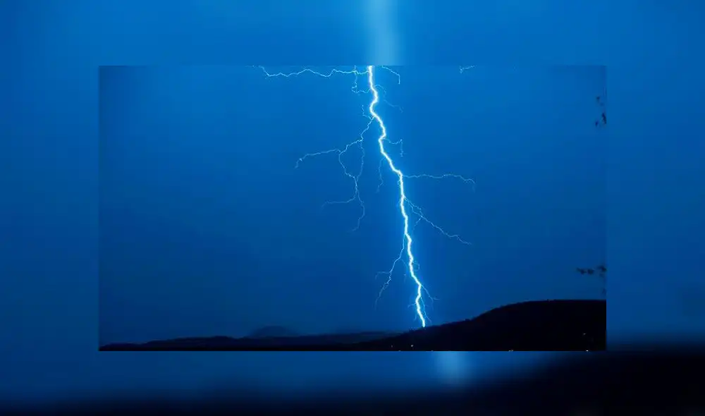 Un hombre recibe un rayo después de levantar su hacha para cortar leña. Foto: Difusión. Un hombre recibe un rayo después de levantar su hacha para cortar leña. Foto: Difusión.