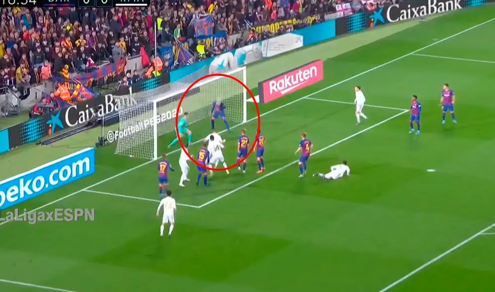 Gerard Piqué evitó el gol de Casemiro en el clásico español entre FC Barcelona y Real Madrid. | Foto: ESPN 2