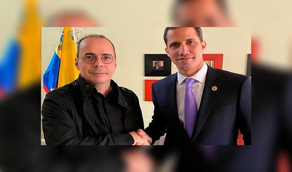 A soldiers and a woman wear face masks against the spread of coronavirus as they remain at a checkpoint at Plaza de Armas square in Santiago, Chile, May 06, 2020. - Chile's health authorities tightened mandatory confinement measures in Santiago on Wednesday, in the face of an increase in coronavirus cases, totaling 23,048 infected and 281 deaths in the country. (Photo by Martin BERNETTI / AFP)
