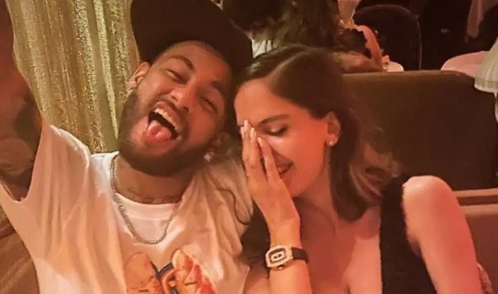 En la mencionada instantánea se puede ver al futbolista con un gesto divertido y a Natalia Barulich tratando de esconderse de la cámara. | Foto: Instagram En la mencionada instantánea se puede ver al futbolista con un gesto divertido y a Natalia Barulich tratando de esconderse de la cámara. | Foto: Instagram