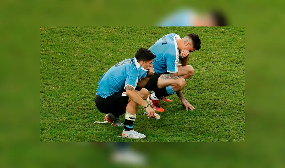 Pedro Gallese se acercó a Luis Suárez para consolarlo tras la eliminación de Uruguay en la Copa América 2019. (Foto: EFE)
