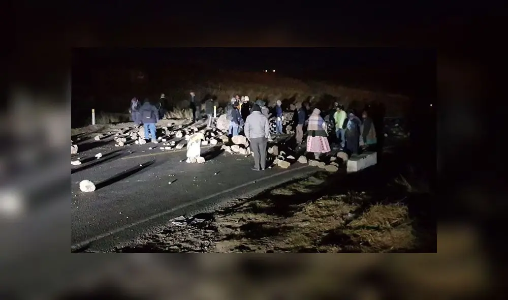 Pobladores bloquearon vías durante huelga en apoyo al gobernador Walter Aduviri Pobladores bloquearon vías durante huelga en apoyo al gobernador Walter Aduviri