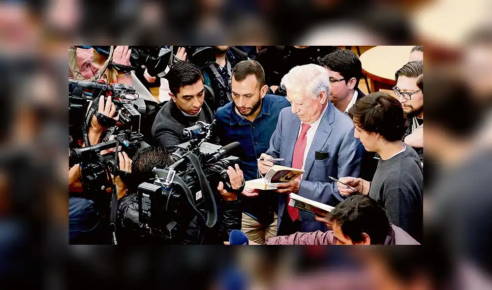 Escenas del Nobel. Mario Vargas Llosa, como siempre, rodeado de sus lectores en sus apariciones públicas.
