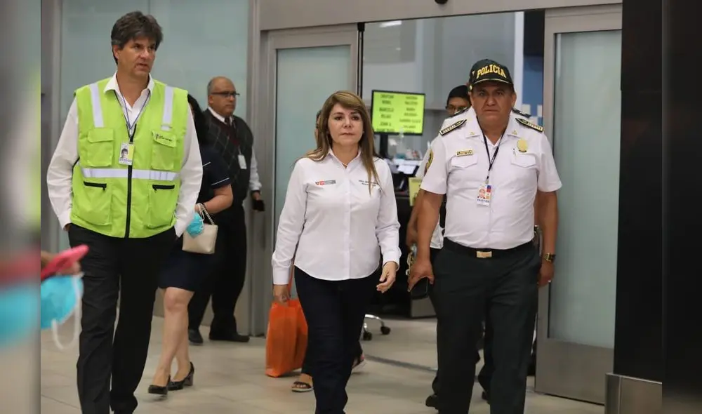 Ministra de Salud, Elizabeth Hinostroza, en el Aeropuerto Internacional Jorge Chávez. Foto: Jorge Cerdan / La República