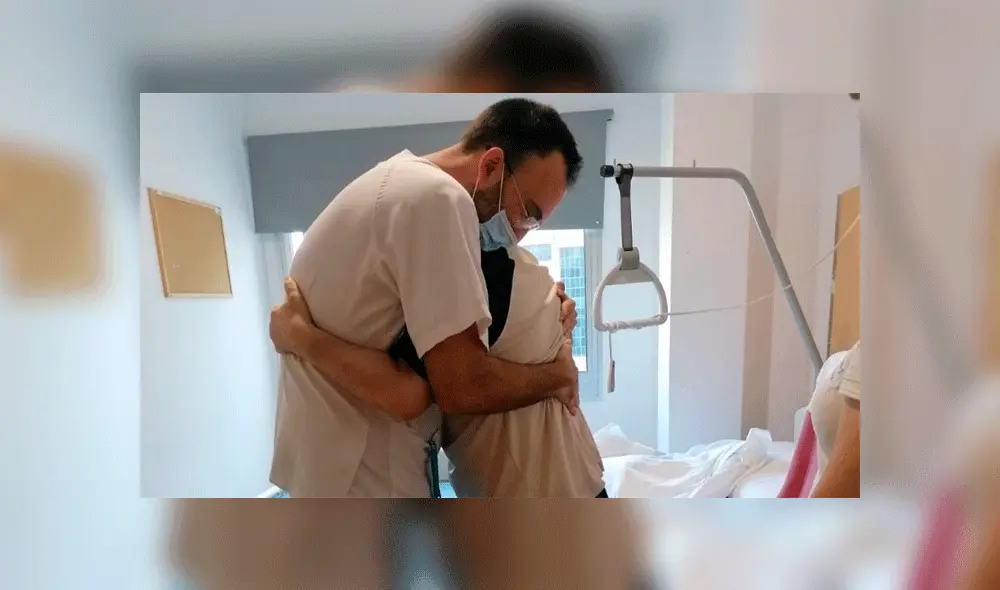 Juan Miguel Martínez despidiéndose del enfermero que lo atendió en el centro Hestia Duran i Reynals. Foto: SMM.