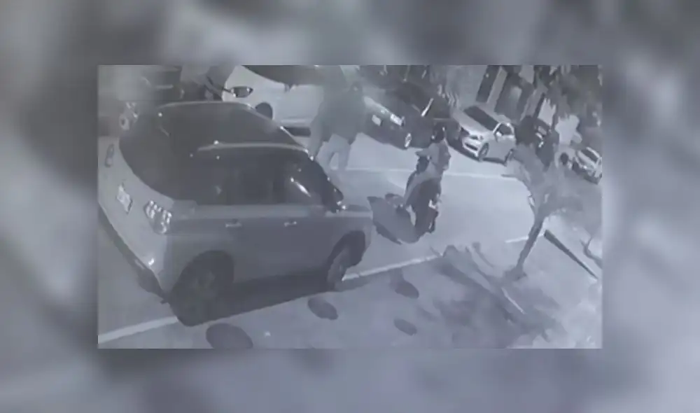 Cámaras de seguridad captaron asalto en la calle Manuel Lorenzo Aguirre. (Foto: Captura de video / América Noticias) Cámaras de seguridad captaron asalto en la calle Manuel Lorenzo Aguirre. (Foto: Captura de video / América Noticias)