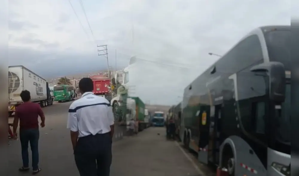 Arequipa. Decenas de pasajeros caminan para tomar algún colectivo. Foto composición LR