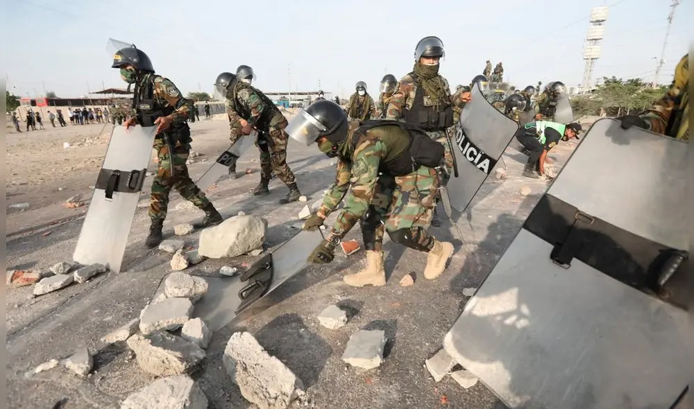 Enfrentamiento entre pobladores de la zona de Barrio Chino y las fuerzas del orden. Fotos: Jorge Cerdán/ La República