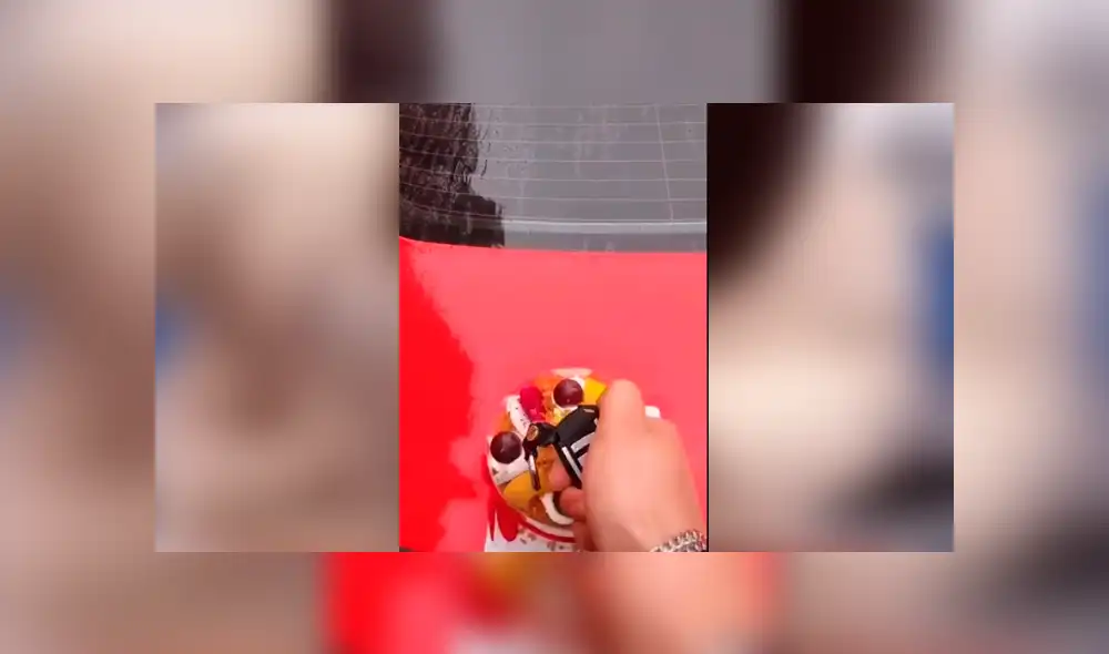 Facebook viral: joven asiático le da 'peculiar' regalo a su pareja, ello lo abre y se lleva tremenda sorpresa