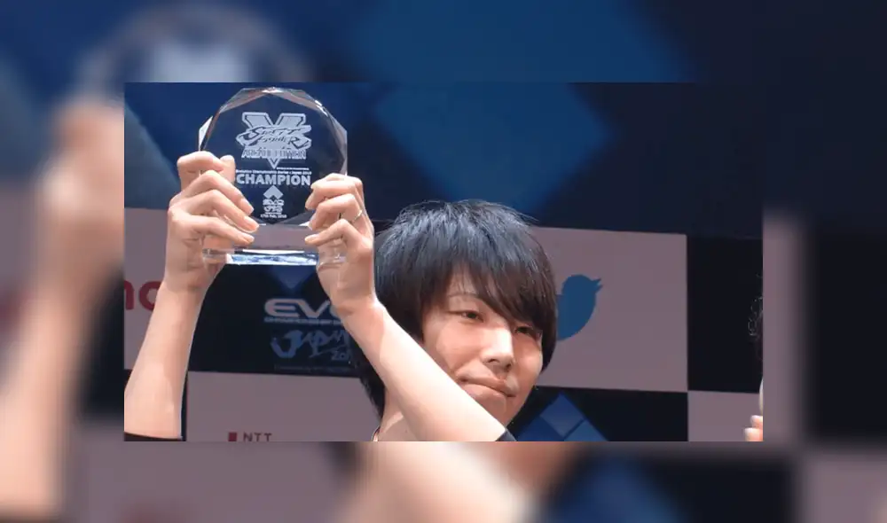 Momochi, jugador profesional de Street Fighter V, rechaza miles de dólares en premios. Momochi, jugador profesional de Street Fighter V, rechaza miles de dólares en premios.