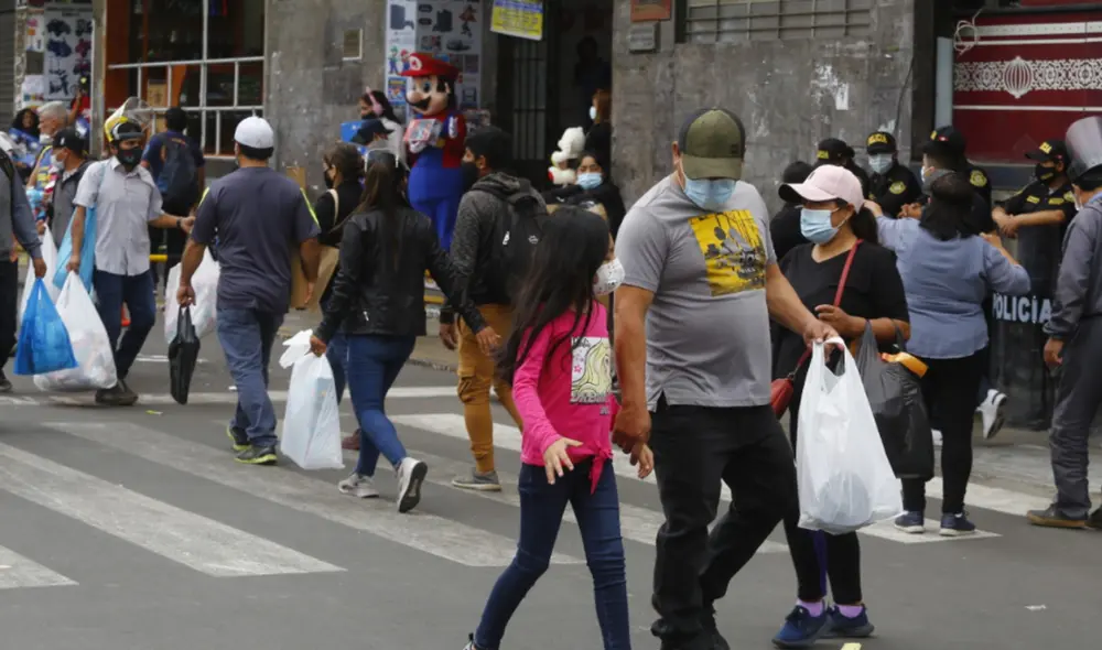 Varias personas indicaron que recién fueron hoy a realizar sus adquisiciones porque en los días previos estaban ocupados. Foto: Félix Contreras / La República