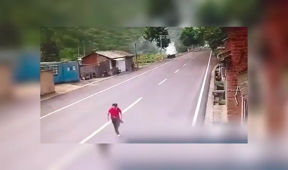 Facebook viral: joven casi muere atropellado por cruzar la pista totalmente distraído [VIDEO]