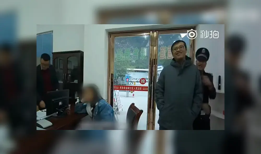 Mujer se venga de tribunal pagando una multa con 140 kilos de monedas [VIDEO] 