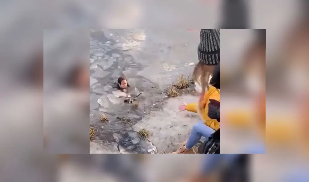 Desliza para enterarte de la valiente hazaña de una mujer que vio que su perro se ahoga en estanque congelado. Foto: Captura Desliza para enterarte de la valiente hazaña de una mujer que vio que su perro se ahoga en estanque congelado. Foto: Captura