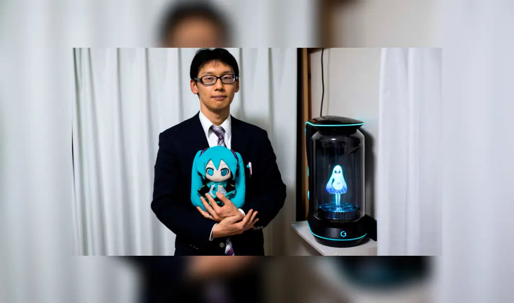 “No engañan, ni envejecen”, la razón por la que japonés se 'casó' con un holograma