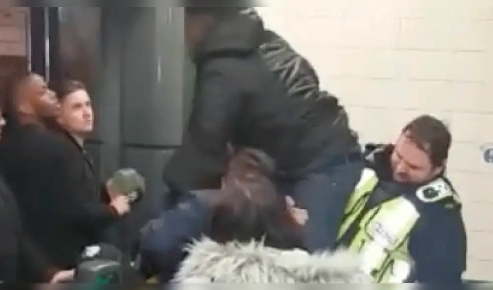 Facebook: intentó entrar al Metro sin pagar y quedó atascado de los genitales [VIDEO]