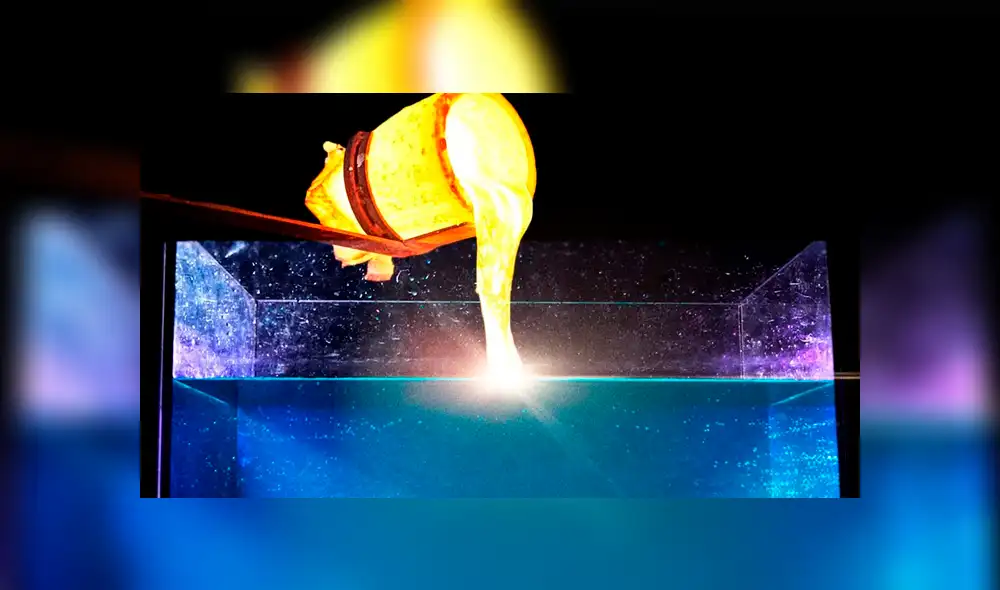 Video es viral en YouTube. Un curioso experimento dejó sin palabras a miles de personas, debido a que muestra lo que sucede con la lava al entrar en contacto con el agua. Foto: Captura.