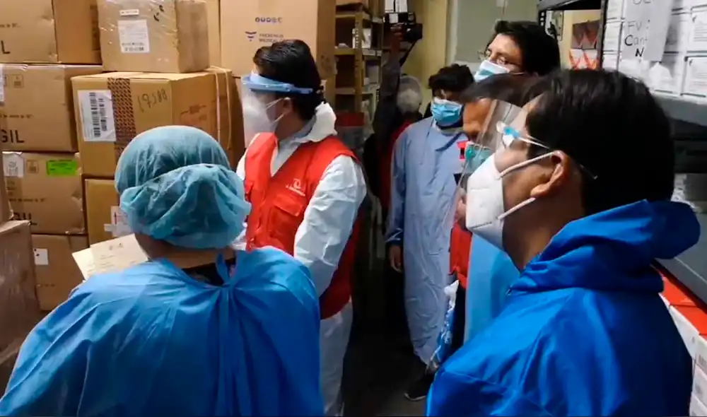 Ingresaron al almacén de medicamentos para comprobar stock. Foto: Captura video de Facebook de Jose Luis Ancalle. Ingresaron al almacén de medicamentos para comprobar stock. Foto: Captura video de Facebook de Jose Luis Ancalle.