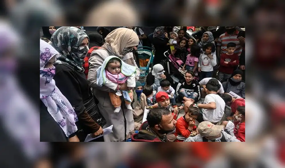Recognised refugees families and their children stage a protest outside the UNHCR offices in Athens on May 29, 2020 against planned evictions from their places of shelter. - As of June 1st, 2020, authorities will start moving over 11,200 people out of flats, hotels and camps on the mainland, to make room for other asylum seekers currently living in dismal island camps.
Refugees used to be able to keep their accommodation for up to six months until after receiving protected status. (Photo by Louisa GOULIAMAKI / AFP)
