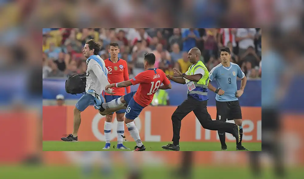 Copa América: Gonzalo Jara y la patada al hincha que le hizo ganarse el repudio de Sudamérica. Foto: AFP