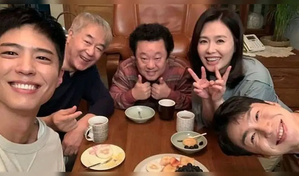 Desliza para ver más fotografías del actor de Record of youth, Park Bo Gum previo a cumplir su servicio militar. Créditos: tvN