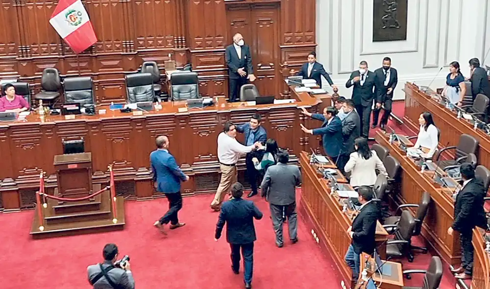 Violencia. Burgos persiguió a Dávila luego de que este le soltó un manotazo por la espalda. Violencia. Burgos persiguió a Dávila luego de que este le soltó un manotazo por la espalda.